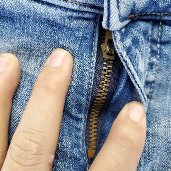 Torrid Shorts Womens Size 12 Light Blue Distressed Raw Hem Stretch Denim Jorts - Picture 8 of 11